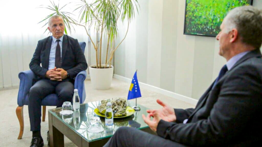 Poslanik u Skupštini Srbije Šaip Kamberi na sastanku sa Besnikom Bisljimijem u Prištini (Foto Kabinet predsednika Kosova)