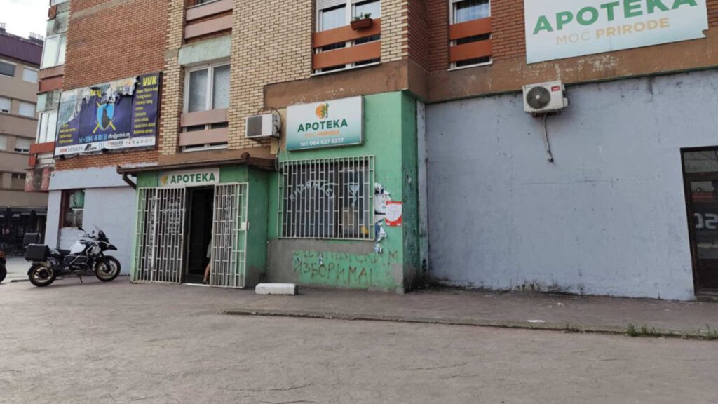Prefarbani murali posvećeni patrijarhu, mitropolitu i drugi grafiti u Mitrovici i Zvečanu