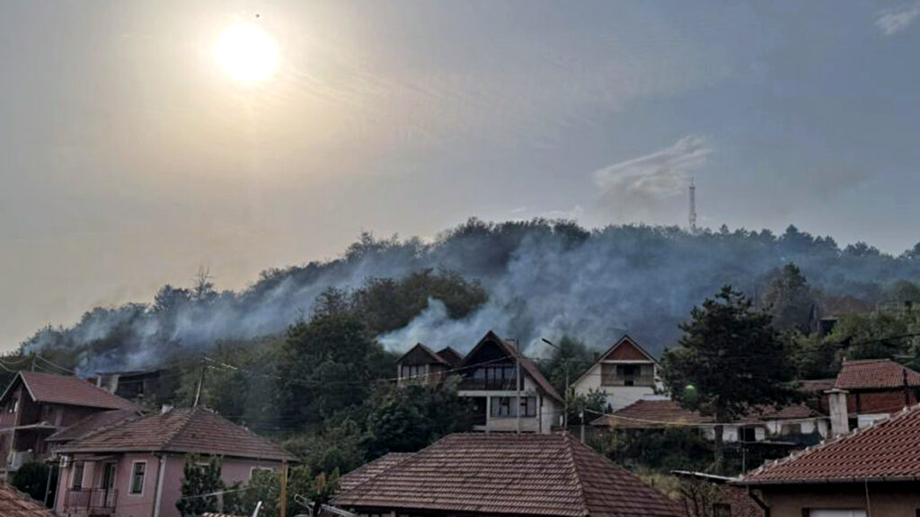 Severna Mitrovica: Vatrogasne jedinice u pripravnosti, situacija za sada pod kontrolom Vatrogasne jedinice u Severnoj Mitrovici u pripravnosti, situacija za sada pod kontrolom, ilustracija (Foto Radio Mitrovica sever)