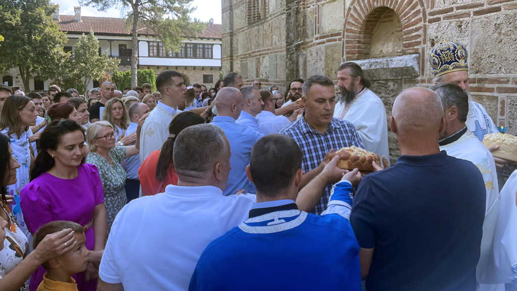 Velika Gospojina Velika Gospojina - rezanje slavskih kolača u Gračanici 2024. (Foto arhiva Kim)