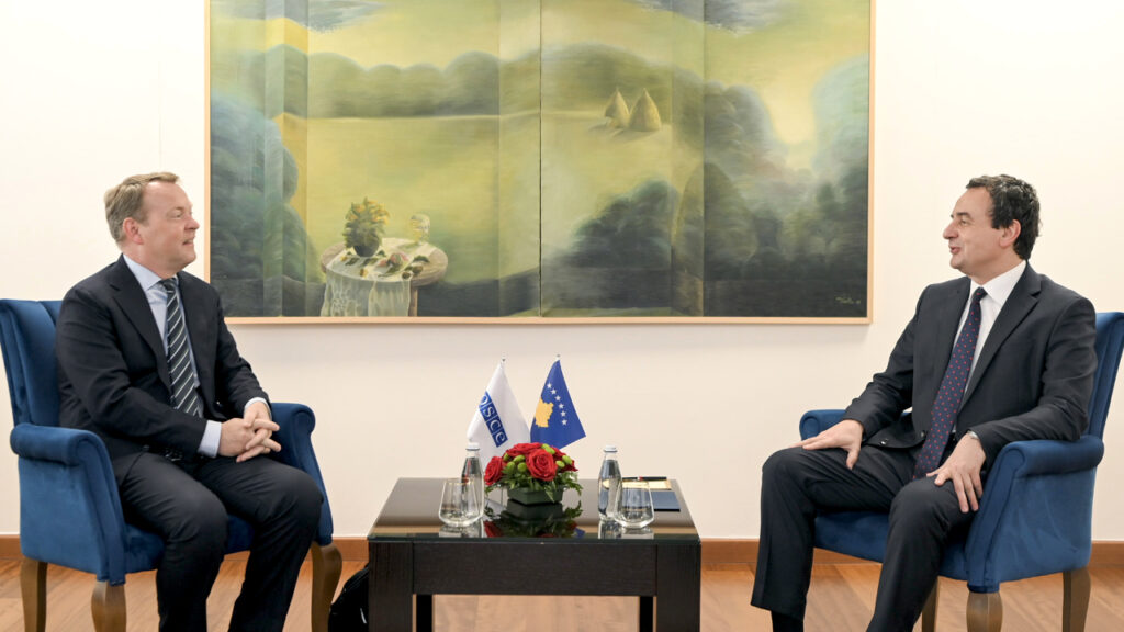 Vršilac dužnosti premijera Kosova Aljbin Kurti razgovarao je u Prištini sa visokim komesarom OEBS-a za nacionalne manjine Kristofom Kampom (Foto Kabinet premijera Kosova)