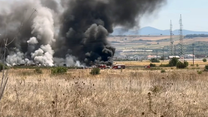 Požar na auto-otpadu u Ajvaliji Požar na auto-otpadu u Ajvaliji (Foto Kim)