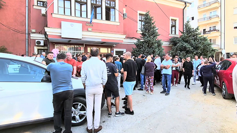 Ispred Agencije za statistiku više desetina građana čeka da se popiše Ispred Agencije za statistiku više desetina građana čekaju da se popišu