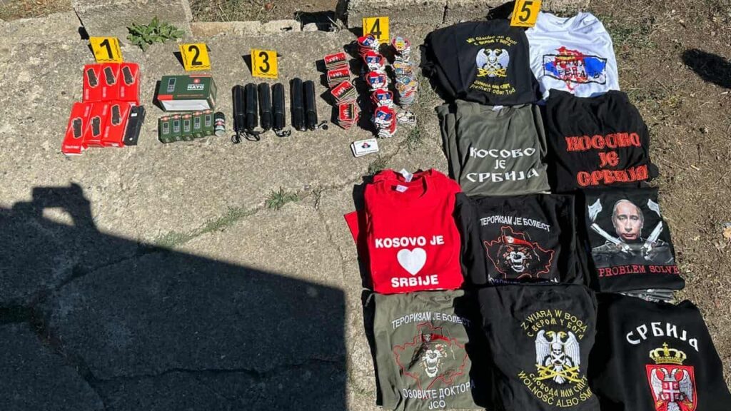 Pretres KP u Leposaviću: Majice „Kosovo je Srbija“, elektrošokeri, alkohol… Pretres KP u Leposaviću: Majice „Kosovo je Srbija“, elektrošokeri, alkohol… (Foto Kosovska policija)