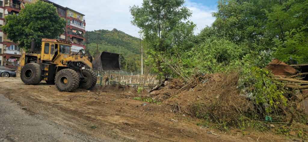 Trepča uklonila objekte i raščišćava teren u Severnoj Mitrovici: „Oslobađamo i štitimo našu imovinu“ Trepča uklonila objekte i raščišćava teren u Severnoj Mitrovici: „Oslobađamo i štitimo našu imovinu“ (Foto Fejsbuk/Trepča)