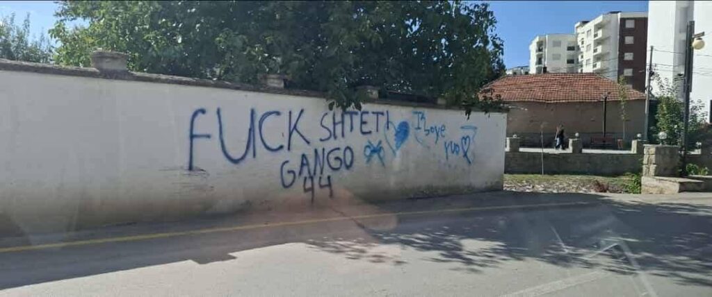Kancelarija za KiM: „Osvanuli pogrdni grafiti na zidu crkve u Kosovskoj Vitini“ Kancelarija za KiM: „Osvanuli pogrdni grafiti na zidu crkve u Kosovskoj Vitini“ (Foto Kancelarija za KiM)