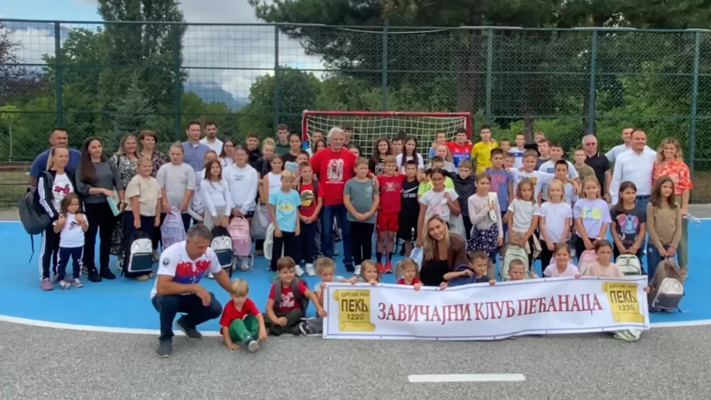 Dušan Savić podelio deci u Goraždevcu školski pribor