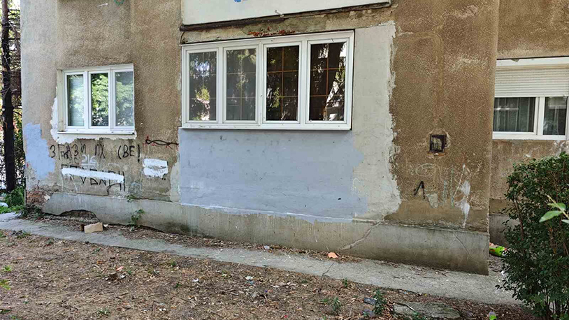 Prekrečen grafit sa porukom Kurtiju Prekrečen preteći grafit upućen Kurtiju (Foto Kim)