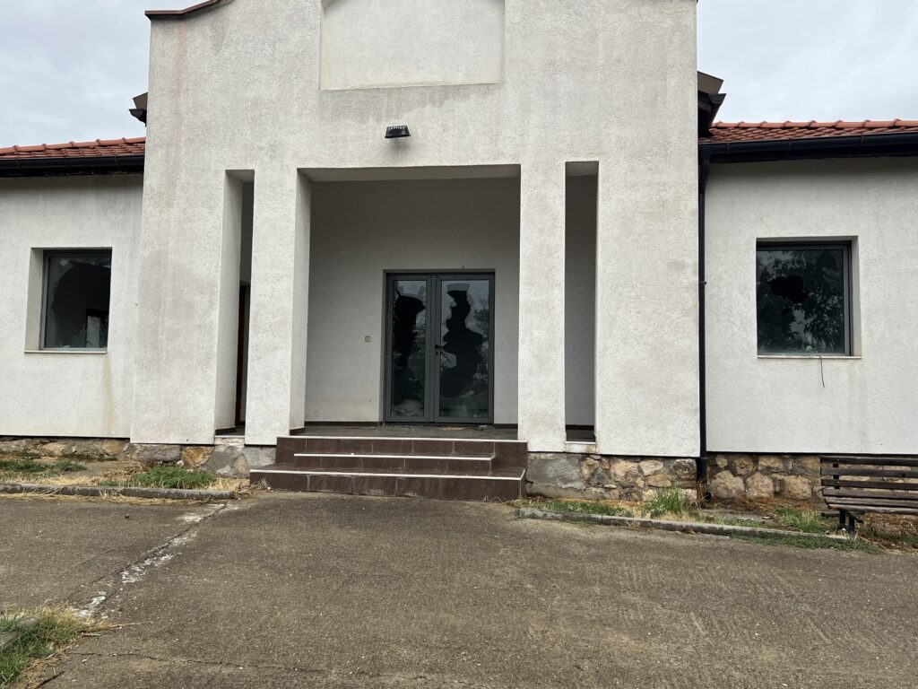 Oskrnavljena kapela na pravoslavnom groblju u Prištini Oskrnavljena kapela na pravoslavnom groblju u Prištini (Foto Kim)