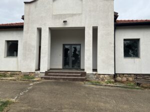 Oskrnavljena kapela na pravoslavnom groblju u Prištini (Foto Kim)