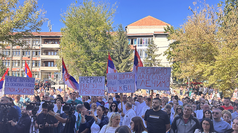 Protest zaposlenih u zdravstvu - ispred KBC Kosovska Mitrovica (Foto Kim)