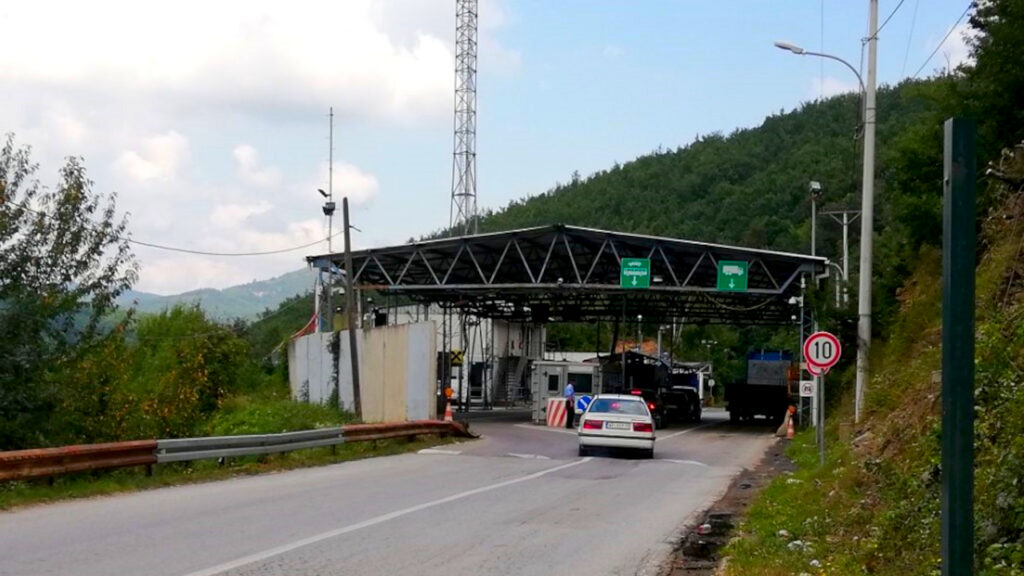 Na prelazu Brnjak uhapšen osumnjičeni za falsifikovanje dokumenata Na prelazu Brnjak uhapšen osumnjičeni za falsifikovanje dokumenata (Foto Radio Mitrovica sever)