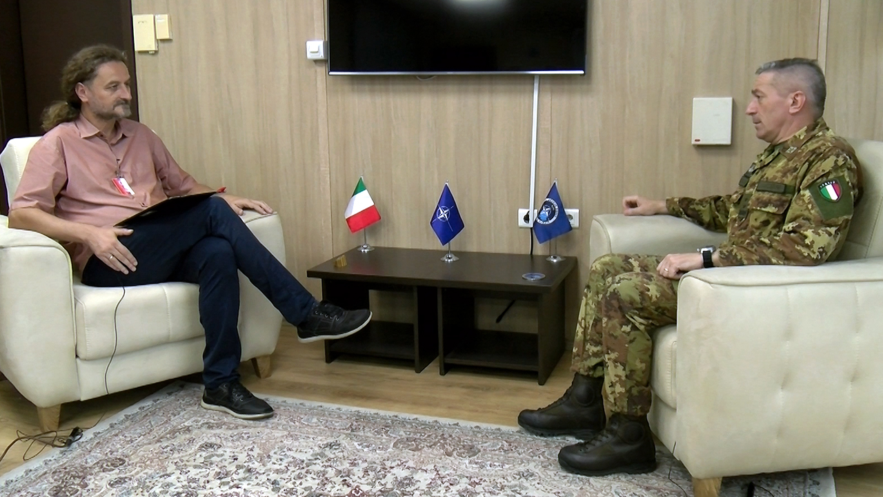 Komandant KFOR-a general major Enriko Barduani u intervjuu za Kim radio (Foto Kim)