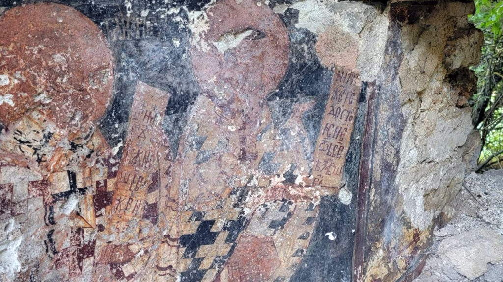Nebo se ogleda u freskama Nebo se ogleda u freskama Hrama Svetog Đorđa u Rudniku (Foto Živojin Rakočević)
