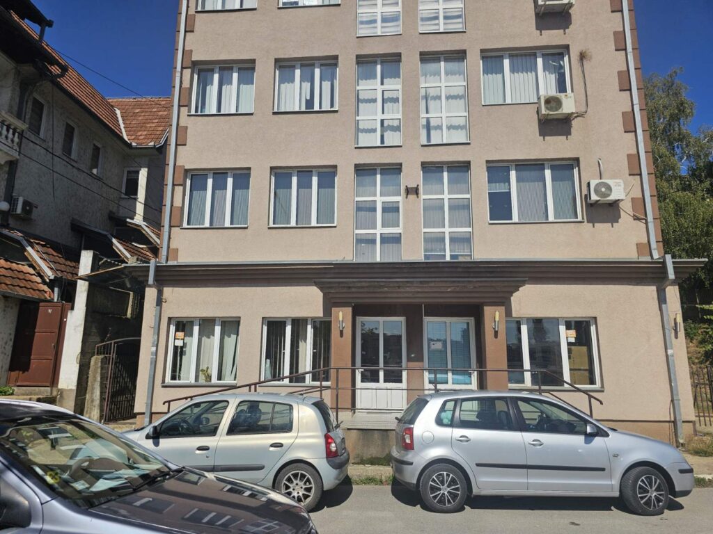 Opštinski inspektori u zgradi PIO Fonda u Severnoj Mitrovici, uklonjene srpske zastave (Foto KoSSev)