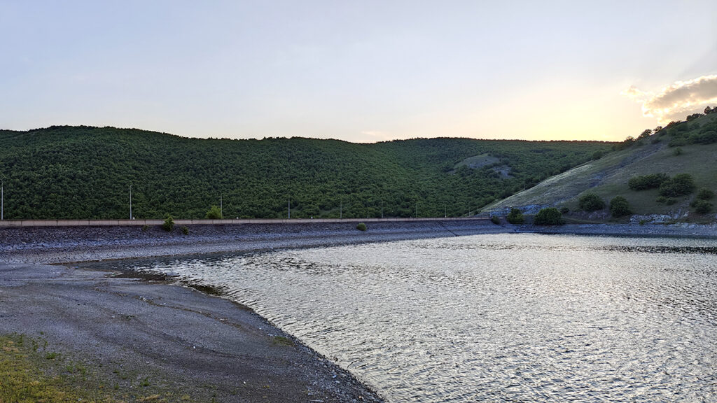 Voda nije za piće, ponovo previše mangana u Badovačkom jezeru Ponovo povećana koncentracija mangana u Badovačkom jezeru (Foto arhiva Kim)