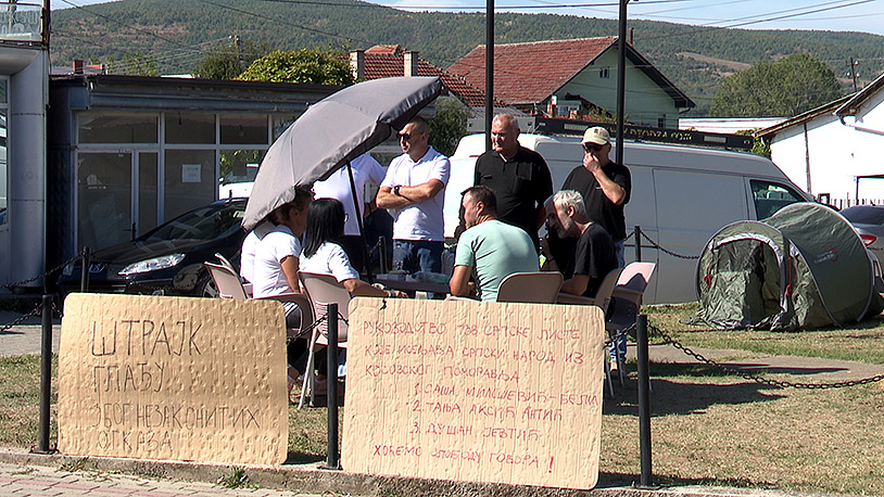 Ranilug: Odustaćemo od štrajka glađu kada se naši zahtevi ispune. Rašić obišao štrajkače Dvojica zaposlenih u PO K. Kamenica drugi dan štrajkuju glađu (Foto Kim)