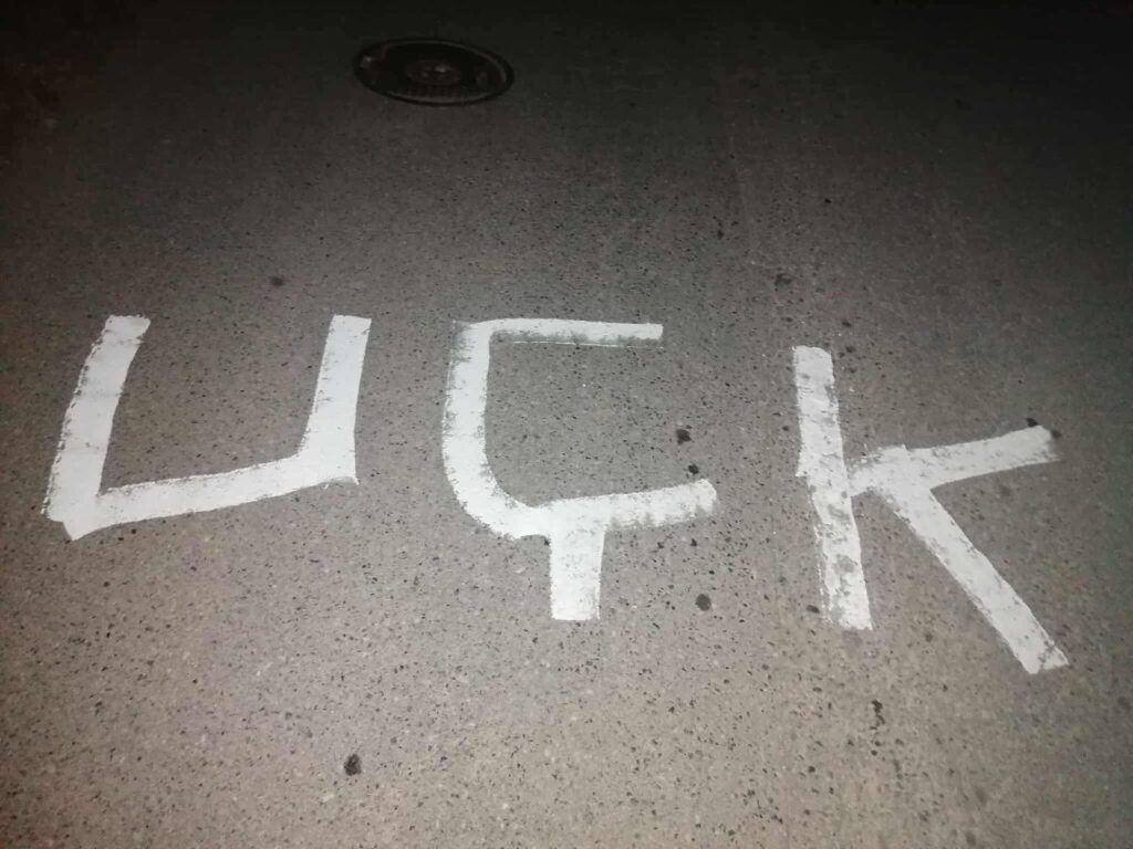 U selu Stanišor ispisani grafiti „UČK“ (Foto Kancelarija za KiM)