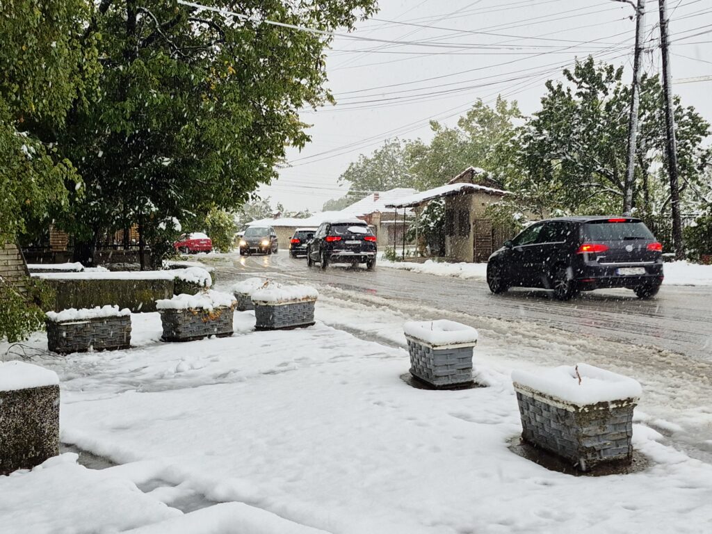 Oktobarski sneg doneo hladno jutro i klizave puteve