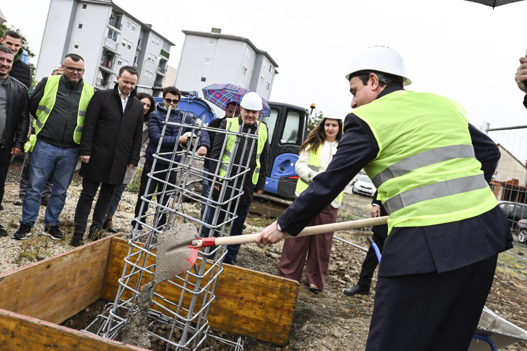 Postavljen kamen temeljac za novu školu i vrtić u Bošnjačkoj mahali Postavljen kamen temeljac za novu školu i vrtić u Bošnjačkoj mahali (Foto Kabinet premijera Kosova)
