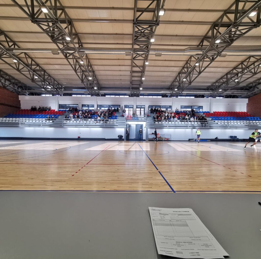 Severna Mitrovica: Uklonjena sedišta u boji zastave Srbije u Hali sportova, nova u „bojama grada“ Severna Mitrovica: Uklonjena sedišta u boji zastave Srbije u Hali sportova, nova u "bojama grada" (Foto Sportska hala Kosovska Mitrovica)