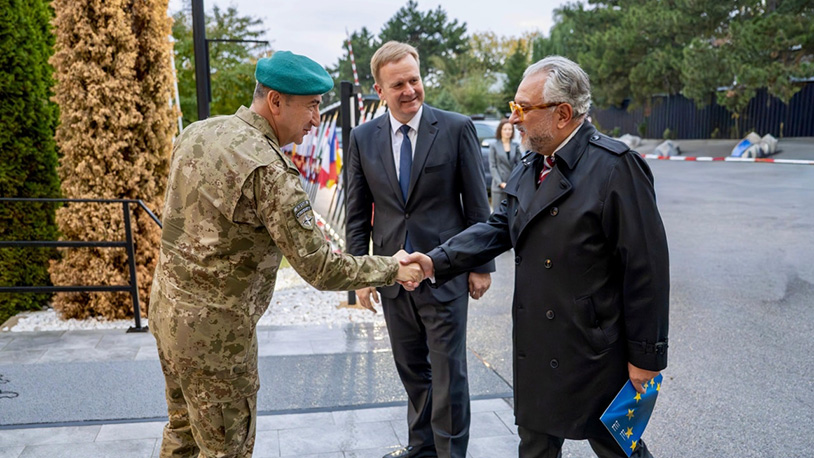 Ozkan Ulutaš sa Peterom Sorensenom i Đovanijem Pjetrom Barbanom (Foto Kfor)