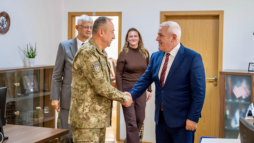 Ulutaš i Svećlja razgovarali o bezbednosnoj situaciji na Kosovu Komandant KFOR-a Ozkan Ulutaš sa v.d. ministra unutrašnjih poslova Dželjaljom Svećljom (Foto KFOR)