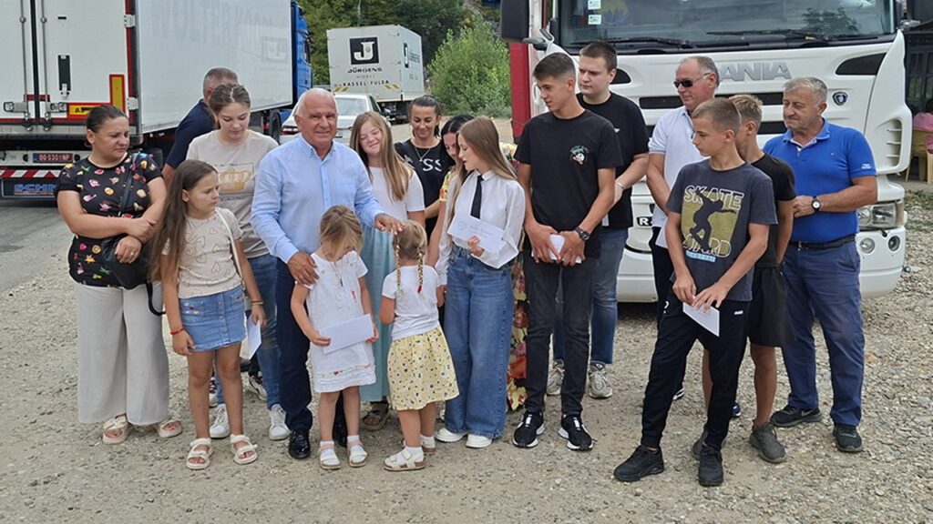 Arlov na Jarinju uručio stipendije deci sa Kosova (Foto Odbor za pomoć KiM)
