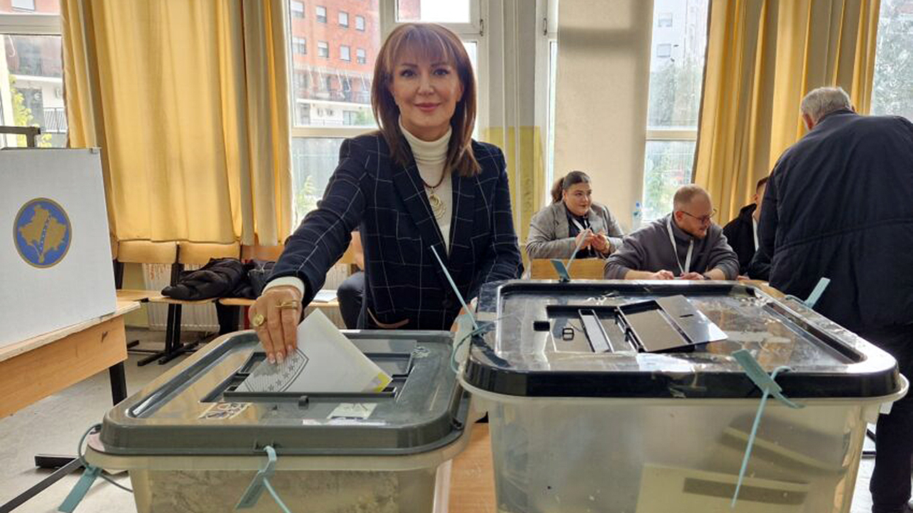 Atifete Jahjaga na glasanju u Prištini (Foto Ekonomija onlajn)