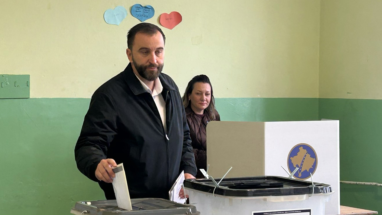 Branimir Stojanović na biralištu u Gračanici (Foto Kim)