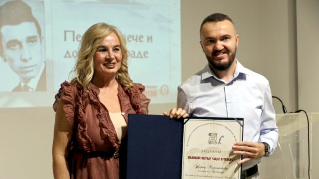 Dobitnici priznanja „Lazar Vučković“ Žarko Milenković i direktorka i glavna i odgovorna urednica „Panorama-Jedinstvo“ Rada Komazec (Foto L. Stojanović/Dom kulture Gračanica)