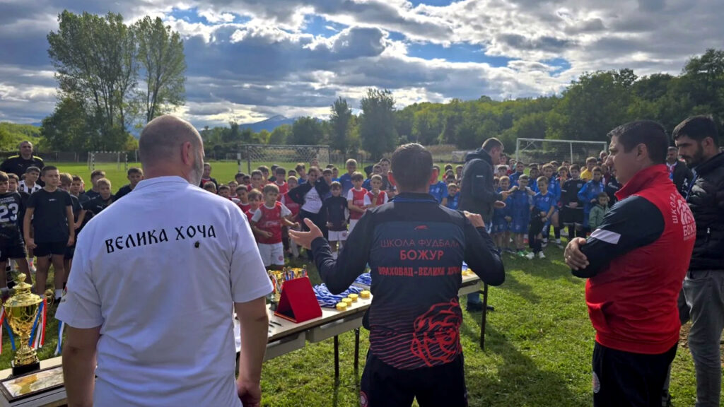 „Srcem za Kosmet“ kup u Velikoj Hoči ponovo okupio decu Drugi po redu „Srcem za Kosmet“ kup okupio veliki broj dece u Velikoj Hoči (Foto Radio Goraždevac)