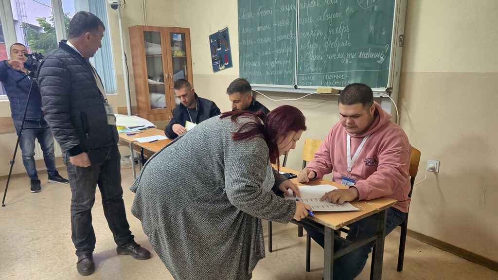 Glasanje u Lapljem Selu (Foto Kim)