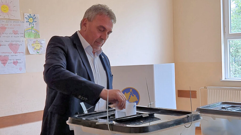 Goran Marinković glasa u Dobrotinu (Foto Kim)