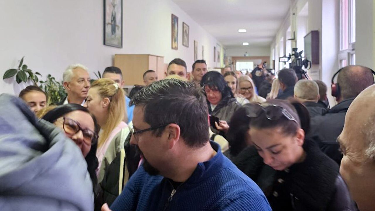 Gužva na biračkim mestima u severnoj Mitrovici (Foto Radio Kontakt Plus)