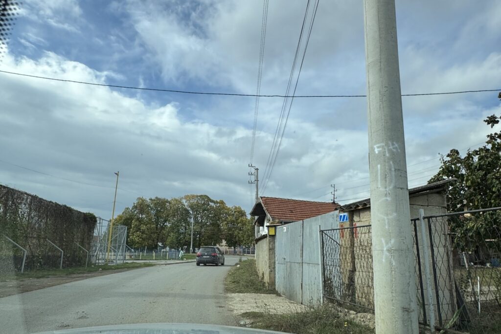 Natpisi „UČK“ na stubovima u Dobrotinu Natpisi „UČK“ na stubovima u Dobrotinu (Foto Kosovski savez)