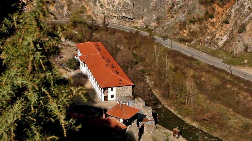 Likovna kolonija „Jesen u Prizrenu“ po deseti put u manastiru Svetih Arhangela kod Prizrena (Foto arhiva Kim)