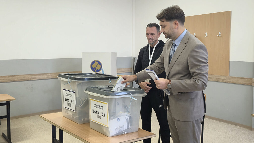 Ajeti: Rezultat izbora značajan korak napred Ljeutrim Ajeti na biralištu u Kišnici (Foto Kim)
