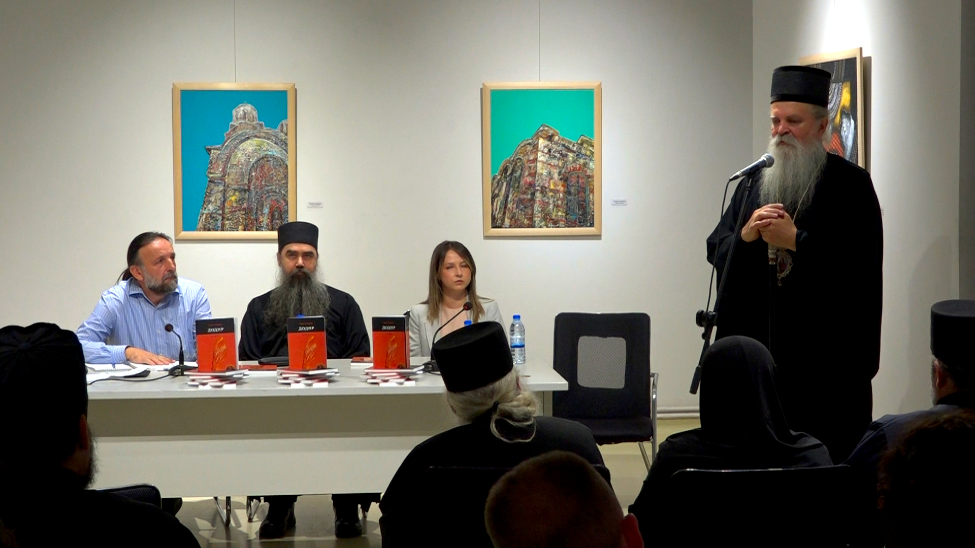 Mitroplit Teodosije na pomociji knjige „Dodir“ hilandarskog monaha Teodosija (Foto Kim)