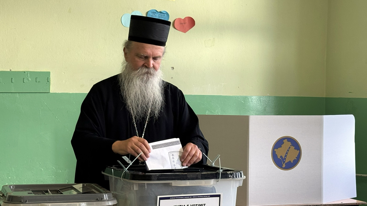 Mitropolit raško-prizrenski Teodosije na glasanju (Foto Kim)
