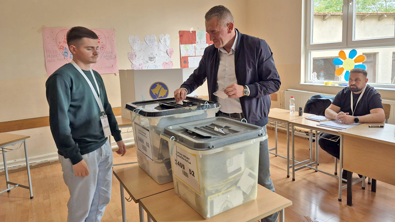 Nenad Rašić završava glasanje u Dobrotinu (Foto Kim)