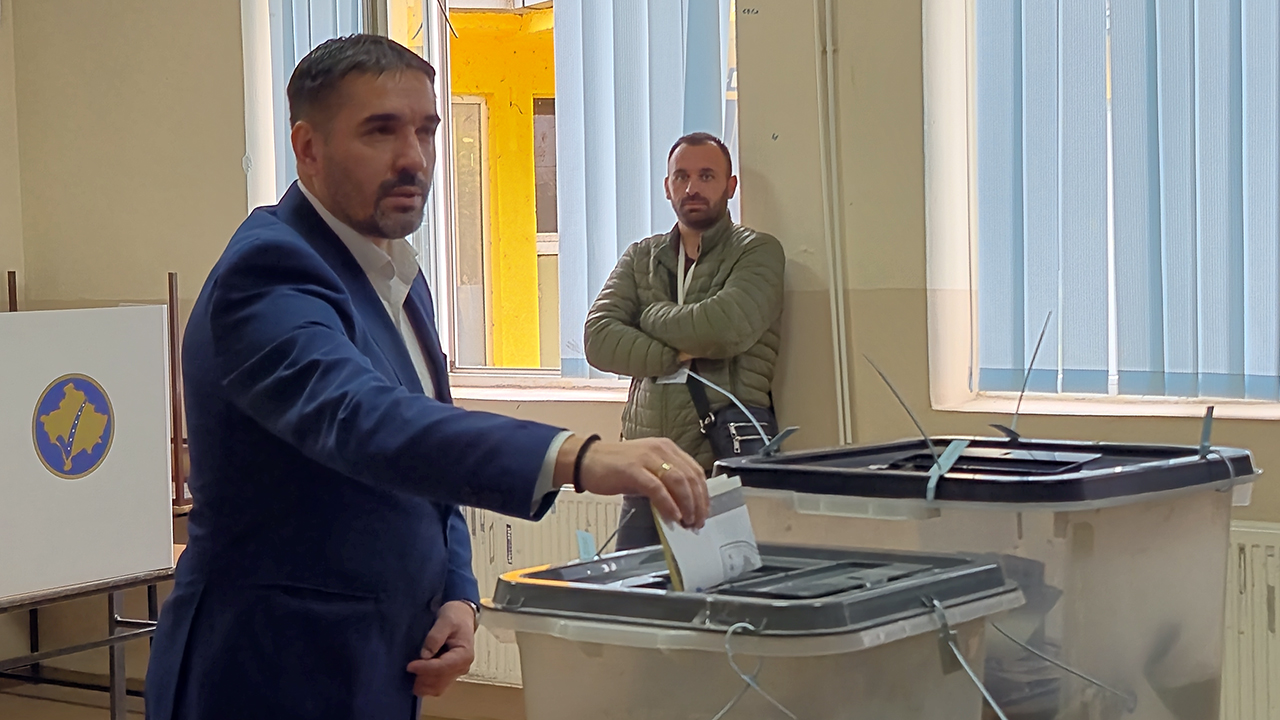 Novak Živić na biralištu u Lapljem Selu (Foto Kim)