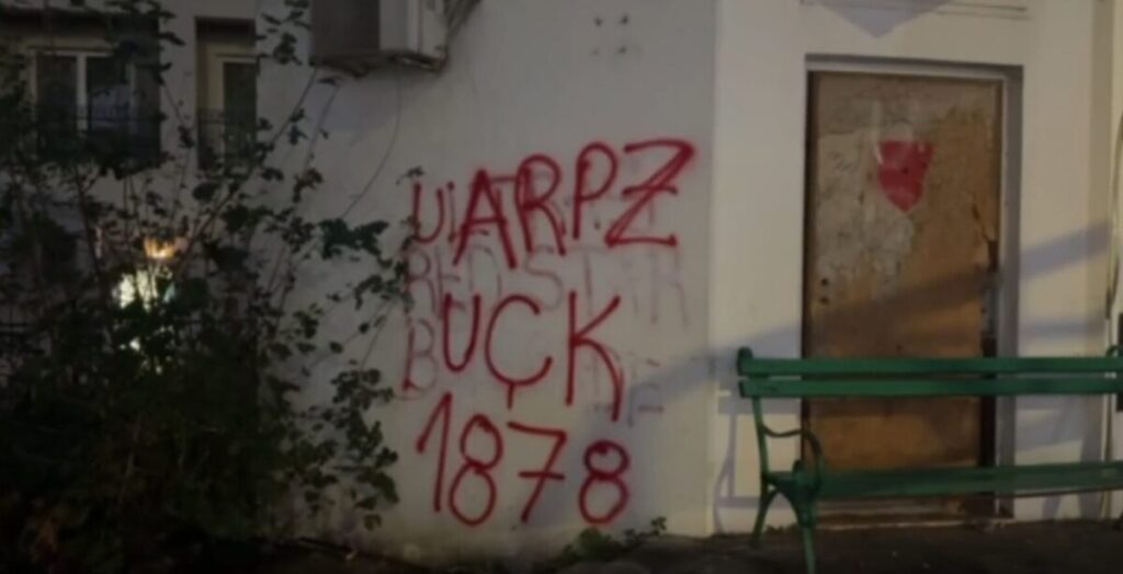 Zatvor i zabrana ulaska u Crnu Goru za mladića koji je ispisao grafit „OVK“ kod Herceg Novog (Foto RTCG/Printscreen)