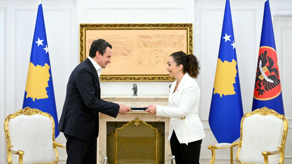 Osmani potpisala dekret: Kurti zvanično mandatar za formiranje Vlade Kosova Osmani ovlastila Kurtija da formira Vladu Kosova (Foto Kancelarija predsednice Kosova)