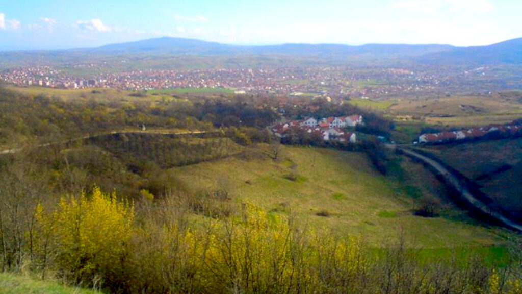 Pogled na Mali Zvečan i Mitrovicu sa tvrđave Zvečan (Foto Sima90 at Serbian Wikipedia, Public domain, via Wikimedia Commons)