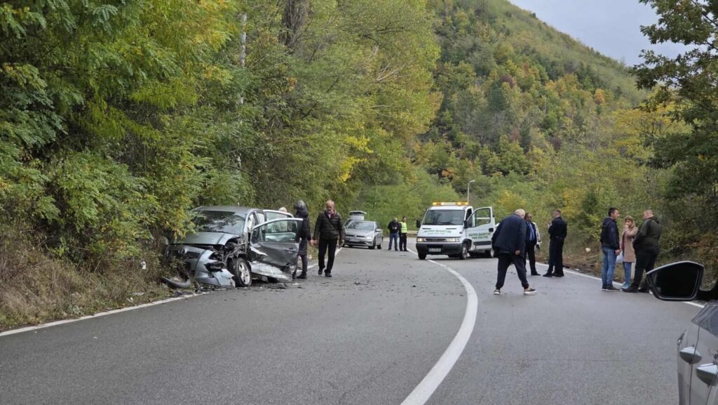 Petoro povređeno u saobraćajnoj nezgodi kod Dudinog krša