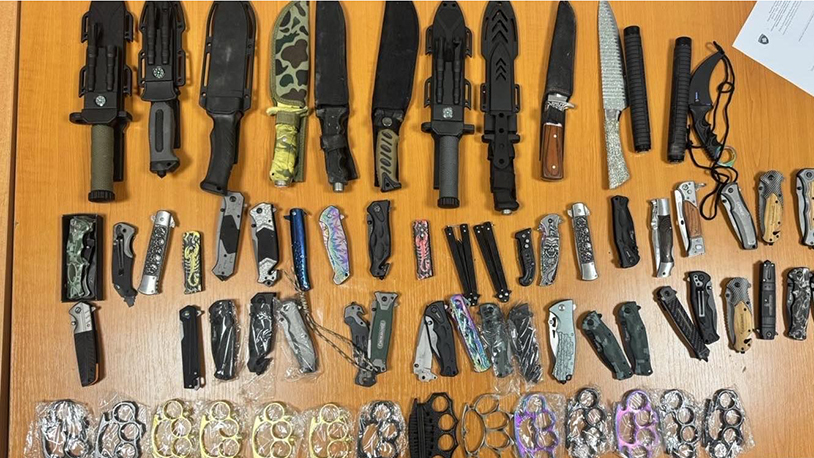 Policija uhapsila muškarca u Prištini zbog prodaje oružja maloletnicima Policija uhapsila muškarca u Prištini zbog prodaje oružja maloletnicima