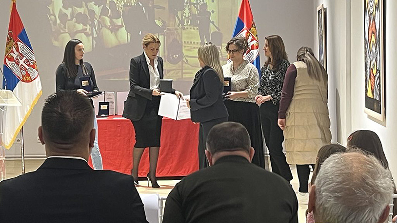 Fondacija „Dajana Paunović“ uručila u Gračanici priznanja majkama sa troje i više dece Dodela ordenja majkama sa troje i više dece (Foto Medija centar)