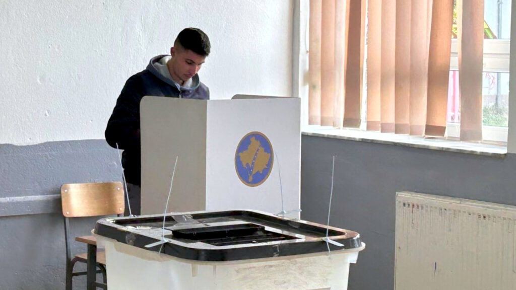 Drugi krug lokalnih izbora na Kosovu (BLOG) Drugi krug lokalnih izbora na Kosovu - glasač u Vrbovcu (Foto Kim)