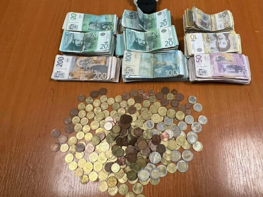 Pritvorene dve osobe osumnjičene za krađu u Severnoj Mitrovici Pritvorene dve osobe osumnjičene za krađu u Severnoj Mitrovici (Foto Kosovska policija)